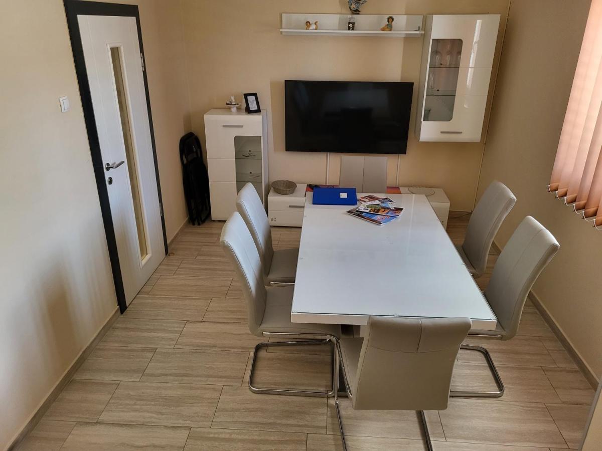 Apartment Leonardo Vrsi Bagian luar foto